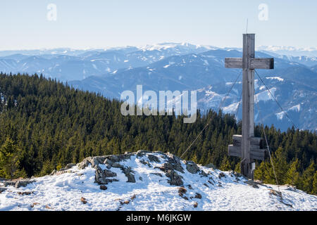 Panoramica paesaggio innevato vista panoramica dalla cima del monte Rennfeld con vertice di croce in inverno Foto Stock