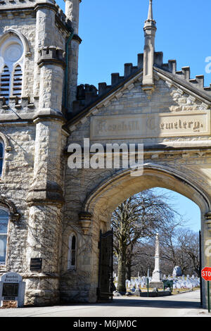 The Ravenswood Gate al cimitero Rosehill in Chicago risale al 1864 e progettato da William Boynton che fu l'architetto per la famosa Torre di acqua Foto Stock