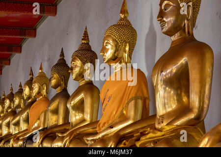 Wat Pho Bangkok Thailandia 03 marzo 2018 una fila di golden, Buddha seduto al Wat Pho, casa di un enorme Buddha reclinato immagine. Foto Stock
