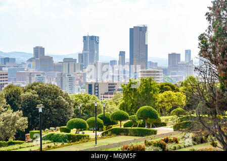 Città CBD e giardini terrazzati dal Meintjieskop, Pretoria, Città di Tshwane comune, provincia di Gauteng, Sud Africa Foto Stock