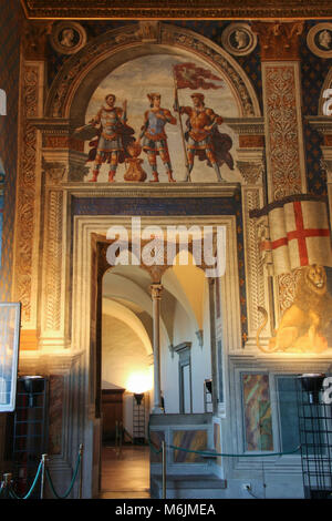 L'Italia, Firenze - 18 Maggio 2017: la vista dell'ingresso nella sala della Cancelleria in Palazzo Vecchio il 18 maggio 2017 a Firenze, Italia. Foto Stock