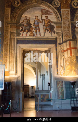 L'Italia, Firenze - 18 Maggio 2017: la vista dell'ingresso nella sala della Cancelleria in Palazzo Vecchio il 18 maggio 2017 a Firenze, Italia. Foto Stock