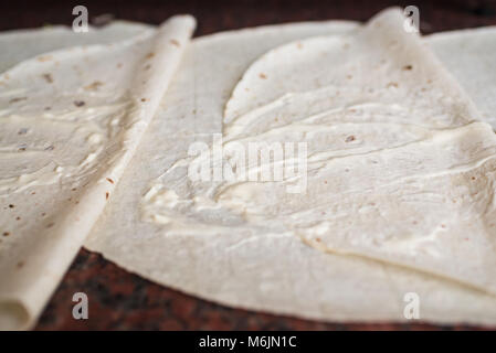 Il processo di cottura di shawarma, turca tradizionale di carne, workflow closeup, impostare Foto Stock