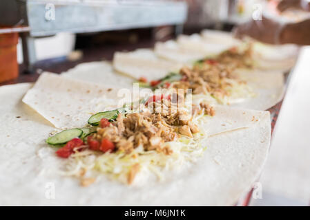 Il processo di cottura di shawarma, turca tradizionale di carne, workflow closeup, impostare Foto Stock