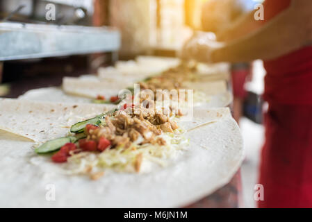 Il processo di cottura di shawarma, turca tradizionale di carne, workflow closeup, impostare Foto Stock