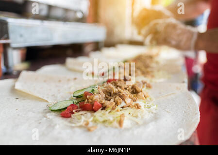 Il processo di cottura di shawarma, turca tradizionale di carne, workflow closeup, impostare Foto Stock