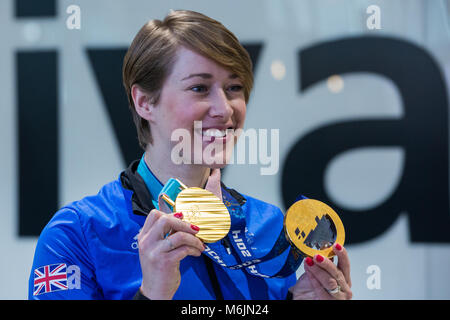 Londra, Regno Unito. Il 26 febbraio, 2018. Lizzy Yarnold visualizza le donne lo scheletro di medaglie di oro che ha vinto a Pyeongchang 2018 e Sochi 2014 come Briti Foto Stock