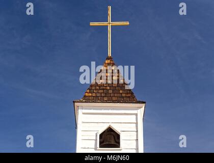 Torre della Chiesa cattolica isolata tetto religioso Croce Blu sfondo. Lost Dutchman State Park Apache Junction Arizona US Foto Stock