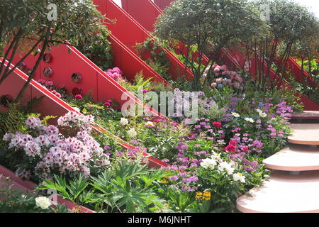 Colore estivo dal mostrano giardini presso la RHS Chelsea Flower Show, Maggio 2017 Foto Stock