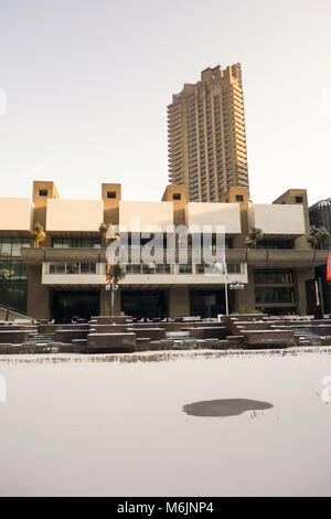 Londra, UK -28th Feb 2018: la neve cade acrossed Barbican causati dalla tempesta di neve Emma. Foto Stock