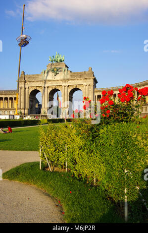 Parco Cinquantenaire, arco, Sky Restaurant, Bruxelles, Europa, verticale Foto Stock