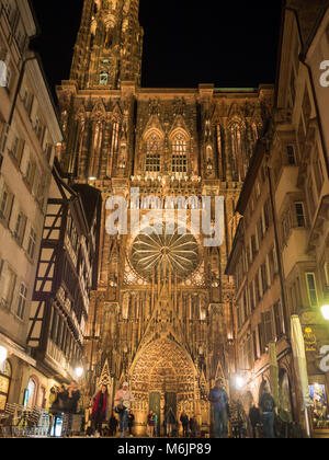 La cattedrale di Strasburgo sorge tra gli edifici di strada Foto Stock