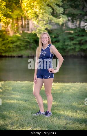 Ragazza adolescente nel cross country uniforme Foto Stock