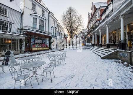 Tunbridge Wells Pantiles in inverno 2018 con Bestia da est neve al tramonto tramonto con luce dorata Foto Stock