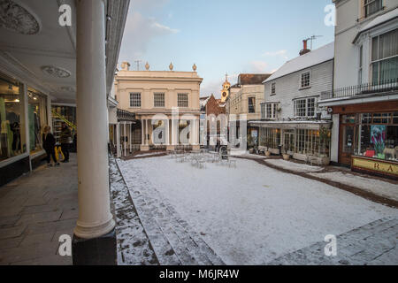 Tunbridge Wells Pantiles in inverno 2018 con Bestia da est neve al tramonto tramonto con luce dorata Foto Stock