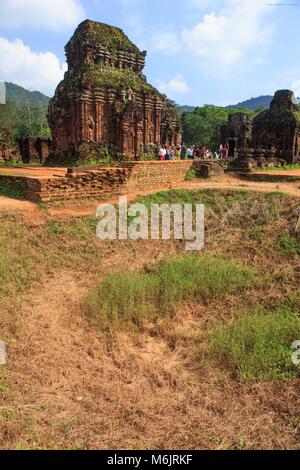 Un grande foro segna dove ci una bomba è stata interrotta durante la Guerra del Vietnam al Figlio mio santuario, Qang Nam Provincia, Vietnam Foto Stock