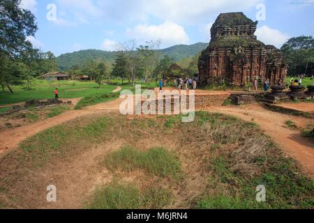 Un grande foro segna dove ci una bomba è stata interrotta durante la Guerra del Vietnam al Figlio mio santuario, Qang Nam Provincia, Vietnam Foto Stock