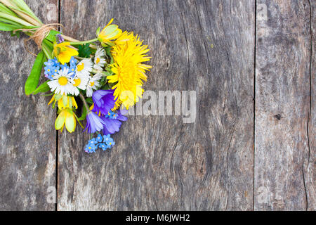 Bouquet di fiori selvaggi sul rovere marrone tabella Foto Stock