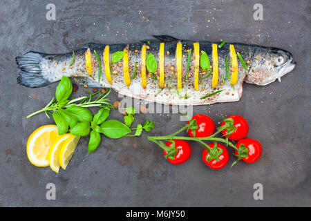 Limone tutta ripiena trota con spezie sul vassoio metallico Foto Stock