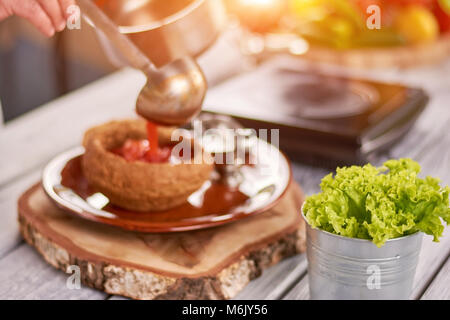 Insalata verde nella benna e borshch rosso. Foto Stock