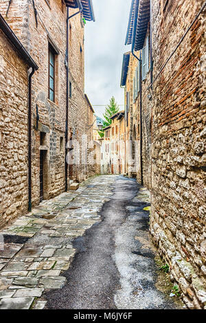 Passeggiando per le pittoresche e antiche strade di Gubbio, una delle più belle città medievali in Italia centrale Foto Stock