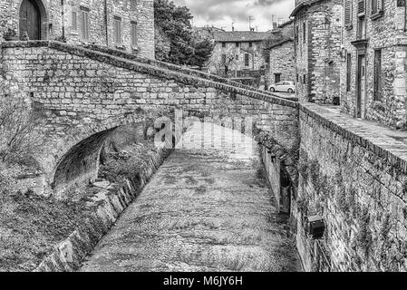 Passeggiando per le pittoresche e antiche strade di Gubbio, una delle più belle città medievali in Italia centrale Foto Stock