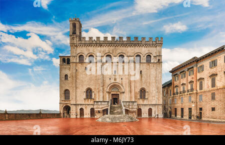 Vista del Palazzo dei Consoli, un edificio medievale rivolta verso la scenic Piazza Grande a Gubbio in Umbria, Italia centrale. Essa è la casa al civico locale Muse Foto Stock