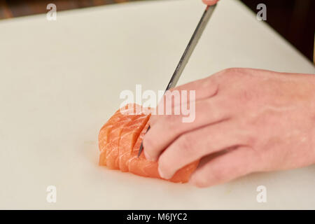 Lo Chef lato per affettare il salmone vicino. Foto Stock