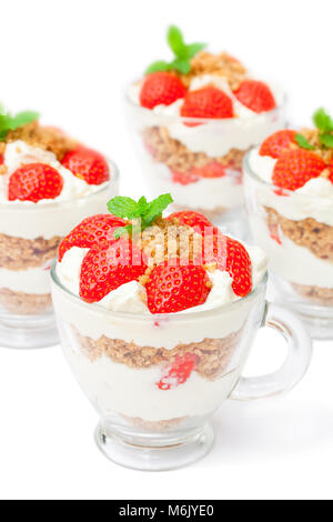 Deserto fatti in casa con crema cokies tritato e fresche stawberry su bianco Foto Stock