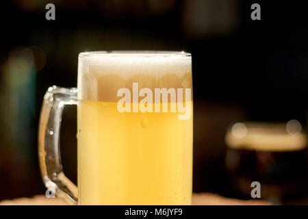 Boccale di birra con schiuma. Foto Stock