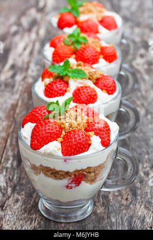 Deserto fatti in casa con panna trito di biscotti e fragole fresche Foto Stock