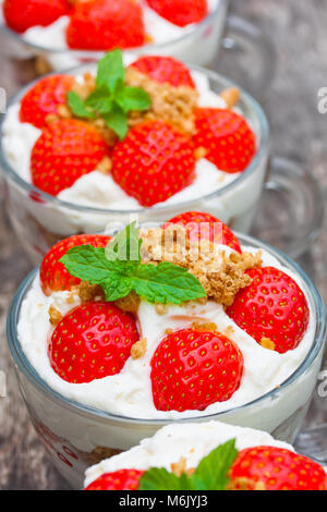 Deserto fatti in casa con panna trito di biscotti e fragole fresche Foto Stock