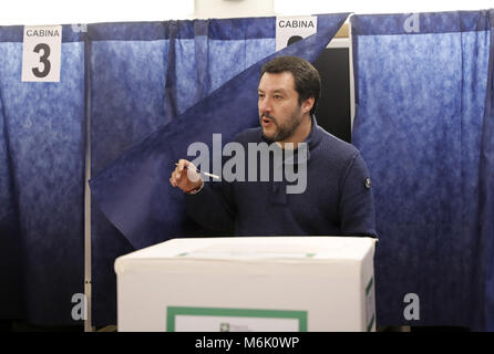 (180304) -- Milano (Italia), 4 marzo 2018 (Xinhua) -- Leader dell'Italia del campionato Matteo Salvini si prepara a gettare il suo voto in corrispondenza di una stazione di polling in Milano, Italia, il 4 marzo 2018. Gli elettori italiani diretti verso la cabina di voto di domenica per eleggere i loro rappresentanti al Parlamento europeo per un mandato di cinque anni sotto il paese della nuova legge elettorale. (Xinhua) Foto Stock