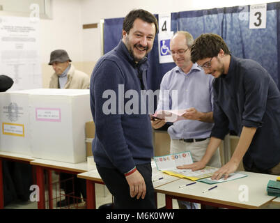 (180304) -- Milano (Italia), 4 marzo 2018 (Xinhua) -- Leader dell'Italia del campionato Matteo Salvini (anteriore) si prepara a gettare il suo voto in corrispondenza di una stazione di polling in Milano, Italia, il 4 marzo 2018. Gli elettori italiani diretti verso la cabina di voto di domenica per eleggere i loro rappresentanti al Parlamento europeo per un mandato di cinque anni sotto il paese della nuova legge elettorale. (Xinhua) Foto Stock