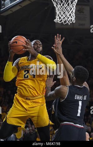 Wichita, Kansas, Stati Uniti d'America. 04 Mar, 2018. Wichita State Shockers center Shaquille Morris (24) porta giù un rimbalzo offensivo durante il NCAA Pallacanestro tra i Cincinnati Bearcats e Wichita State Shockers a Charles Koch Arena di Wichita, Kansas. Kendall Shaw/CSM/Alamy Live News Foto Stock