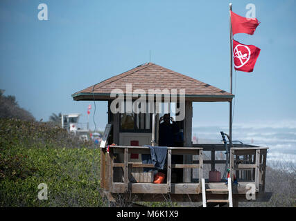 Jupiter, Florida, Stati Uniti d'America. Mar 4, 2018. Bandiere rosse volare ad una stazione bagnino a Juno Beach in Giove, Fla., domenica 4 marzo, 2018, indicando che il mare è chiuso per i bagnanti. Venti forti da un potente né'pasqua generata ad alta si rigonfia e discontinuo acqua al largo di Palm Beach County. Il servizio meteorologico nazionale con le previsioni che le onde si potrebbe costruire a 15 piedi. Credito: Andres Leiva/Palm Beach post/ZUMA filo/Alamy Live News Foto Stock