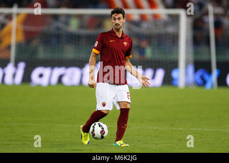 2018 Davide Astori necrologio Mar 4th. Serie a calcio, player italiano Davide Astori in un file foto quando stava giocando con AS Roma club di calcio. Capitano e Italia internazionale Davide Astori ha morì improvvisamente nel suo sonno di età compresa tra i 31. La DAD-di-uno è stato trovato in una stanza di un hotel da un massaggio terapeuta questa mattina dopo che egli non si era presentato per la prima colazione o per rispondere al suo telefono. Davide Astori è deceduto improvvisamente nel suo sonno all'età di 31. Foto Stock