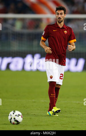 2018 Davide Astori necrologio Mar 4th. Serie a calcio, player italiano Davide Astori in un file foto quando stava giocando con AS Roma club di calcio. Capitano e Italia internazionale Davide Astori ha morì improvvisamente nel suo sonno di età compresa tra i 31. La DAD-di-uno è stato trovato in una stanza di un hotel da un massaggio terapeuta questa mattina dopo che egli non si era presentato per la prima colazione o per rispondere al suo telefono. Davide Astori è deceduto improvvisamente nel suo sonno all'età di 31. Foto Stock