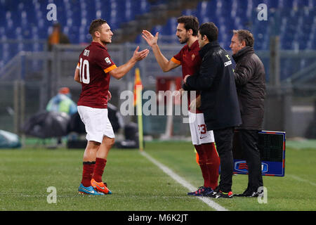 2018 Davide Astori necrologio Mar 4th. Italia; di calcio della Serie A, player italiano Davide Astori (R) in un file foto con Francesco Totti quando stava giocando con AS Roma club di calcio. Capitano e Italia internazionale Davide Astori ha morì improvvisamente nel suo sonno di età compresa tra i 31. La DAD-di-uno è stato trovato in una stanza di un hotel da un massaggio terapeuta questa mattina dopo che egli non si era presentato per la prima colazione o per rispondere al suo telefono. Davide Astori è deceduto improvvisamente nel suo sonno all'età di 31. Foto Stock