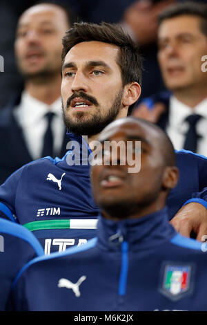 2018 Davide Astori necrologio Mar 4th. Italia; di calcio della Serie A, player italiano Davide Astori in un file foto durante una partita della nazionale italiana di calcio. Capitano e Italia internazionale Davide Astori ha morì improvvisamente nel suo sonno di età compresa tra i 31. La DAD-di-uno è stato trovato in una stanza di un hotel da un massaggio terapeuta questa mattina dopo che egli non si era presentato per la prima colazione o per rispondere al suo telefono. Davide Astori è deceduto improvvisamente nel suo sonno all'età di 31. Foto Stock