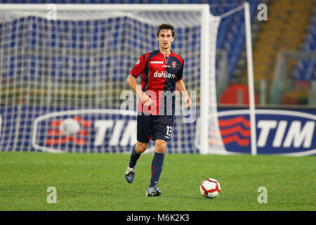 2018 Davide Astori necrologio Mar 4th. Serie a calcio, player italiano Davide Astori in un file foto quando stava giocando con Cagliari club di calcio. Capitano e Italia internazionale Davide Astori ha morì improvvisamente nel suo sonno di età compresa tra i 31. La DAD-di-uno è stato trovato in una stanza di un hotel da un massaggio terapeuta questa mattina dopo che egli non si era presentato per la prima colazione o per rispondere al suo telefono. Davide Astori è deceduto improvvisamente nel suo sonno all'età di 31. Foto Stock