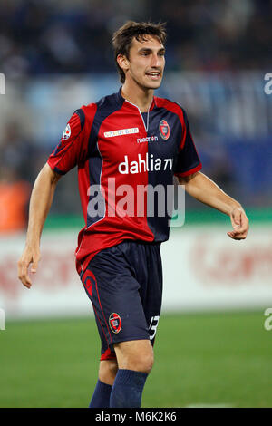 2018 Davide Astori necrologio Mar 4th. Serie a calcio, player italiano Davide Astori in un file foto quando stava giocando con Cagliari club di calcio. Capitano e Italia internazionale Davide Astori ha morì improvvisamente nel suo sonno di età compresa tra i 31. La DAD-di-uno è stato trovato in una stanza di un hotel da un massaggio terapeuta questa mattina dopo che egli non si era presentato per la prima colazione o per rispondere al suo telefono. Davide Astori è deceduto improvvisamente nel suo sonno all'età di 31. Foto Stock