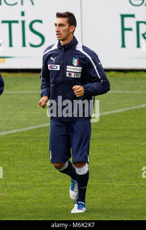 2018 Davide Astori necrologio Mar 4th. Italia; di calcio della Serie A, player italiano Davide Astori in un file foto durante una sessione di allenamento con la nazionale italiana di calcio. Capitano e Italia internazionale Davide Astori ha morì improvvisamente nel suo sonno di età compresa tra i 31. La DAD-di-uno è stato trovato in una stanza di un hotel da un massaggio terapeuta questa mattina dopo che egli non si era presentato per la prima colazione o per rispondere al suo telefono. Davide Astori è deceduto improvvisamente nel suo sonno all'età di 31. Foto Stock