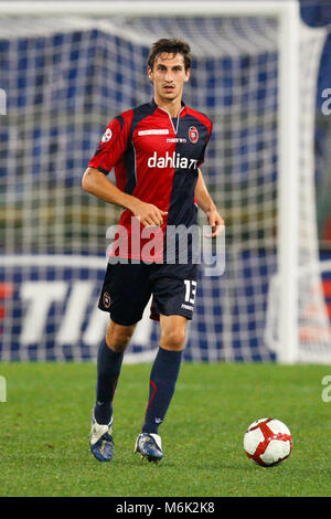 2018 Davide Astori necrologio Mar 4th. Serie a calcio, player italiano Davide Astori in un file foto quando stava giocando con Cagliari club di calcio. Capitano e Italia internazionale Davide Astori ha morì improvvisamente nel suo sonno di età compresa tra i 31. La DAD-di-uno è stato trovato in una stanza di un hotel da un massaggio terapeuta questa mattina dopo che egli non si era presentato per la prima colazione o per rispondere al suo telefono. Davide Astori è deceduto improvvisamente nel suo sonno all'età di 31. Foto Stock