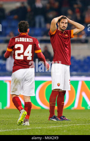 2018 Davide Astori necrologio Mar 4th. Serie a calcio, player italiano Davide Astori in un file foto quando stava giocando con AS Roma club di calcio. Capitano e Italia internazionale Davide Astori ha morì improvvisamente nel suo sonno di età compresa tra i 31. La DAD-di-uno è stato trovato in una stanza di un hotel da un massaggio terapeuta questa mattina dopo che egli non si era presentato per la prima colazione o per rispondere al suo telefono. Davide Astori è deceduto improvvisamente nel suo sonno all'età di 31. Foto Stock