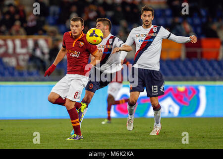 2018 Davide Astori necrologio Mar 4th. Italia; di calcio della Serie A, player italiano Davide Astori (R) in un file foto quando stava giocando con Cagliari club di calcio. Capitano e Italia internazionale Davide Astori ha morì improvvisamente nel suo sonno di età compresa tra i 31. La DAD-di-uno è stato trovato in una stanza di un hotel da un massaggio terapeuta questa mattina dopo che egli non si era presentato per la prima colazione o per rispondere al suo telefono. Davide Astori è deceduto improvvisamente nel suo sonno all'età di 31. Foto Stock