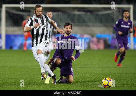 2018 Davide Astori necrologio Mar 4th. Serie a calcio, player italiano Davide Astori (R) di sfide Fiorentina Gonzalo Higuain della Juventus in una foto d'archivio. Capitano e Italia internazionale Davide Astori ha morì improvvisamente nel suo sonno di età compresa tra i 31. La DAD-di-uno è stato trovato in una stanza di un hotel da un massaggio terapeuta questa mattina dopo che egli non si era presentato per la prima colazione o per rispondere al suo telefono. Davide Astori è deceduto improvvisamente nel suo sonno all'età di 31. Foto Stock