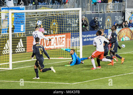 Calcio - calciatori jumping e saltando di testa la sfera durante un Gabriel Somi di Svezia salva un angolo di indurimento kick da andare in meta durante un professionista di calcio - Partita di calcio a Talen Energy Stadium, Chester, PA, Stati Uniti d'America. 3 Mar, 2018. Il MLS Unione di Philadelphia sconfiggere la Nuova Inghilterra rivoluzione 2-0 nella loro stagione home opener Credit: Don Mennig/Alamy Live News Foto Stock