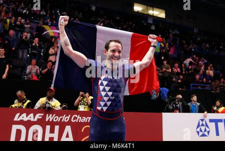 Birmingham. Mar 4, 2018. Renaud Lavillenie di Francia festeggia dopo aver vinto gli uomini salto con l'asta finale durante la IAAF Campionati mondiali Indoor Arena a Birmingham in Birmingham, Gran Bretagna il 4 marzo 2018. Credito: Han Yan/Xinhua/Alamy Live News Foto Stock
