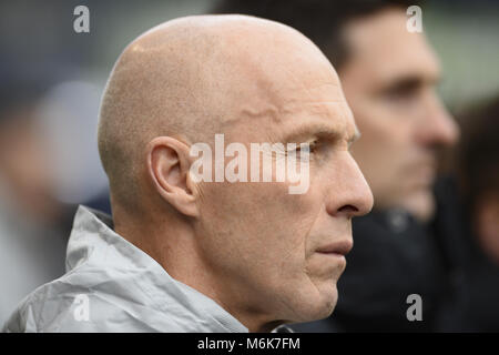 Seattle, Washington, Stati Uniti d'America. Mar 4, 2018. MLS Soccer 2018: LAFC Head Coach Bob Bradley guarda come Los Angeles visite FC le sirene di Seattle in un match di MLS al secolo campo Collegamento a Seattle, WA. Credito: Jeff Halstead/ZUMA filo/Alamy Live News Foto Stock